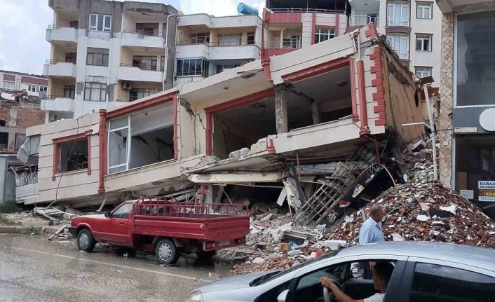 Hatay’da ağır hasarlı bina çöktü