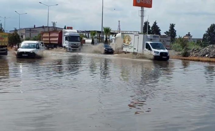 Hatay’da yağış sonrası yollar göle döndü