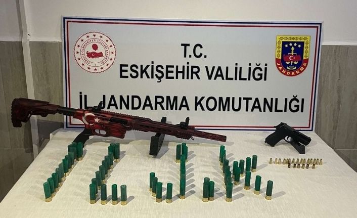 Havaya ateş eden 3 şüpheli ruhsatsız tabanca ve tüfekle yakalandı