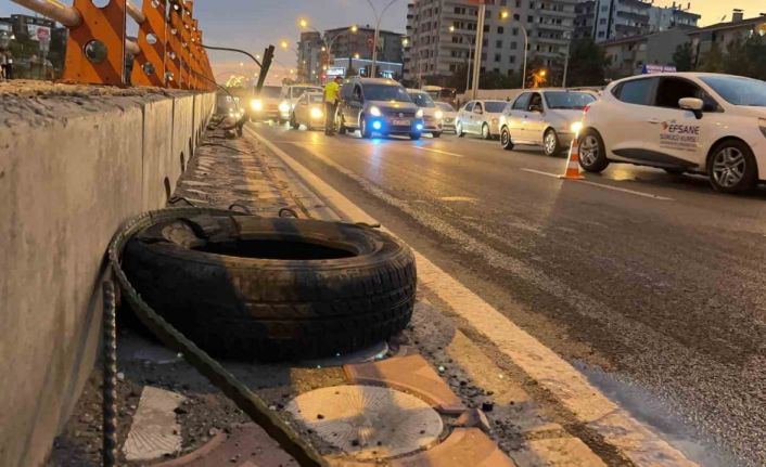 Hızını alamayan araç refüje çarptı: 3 yaralı