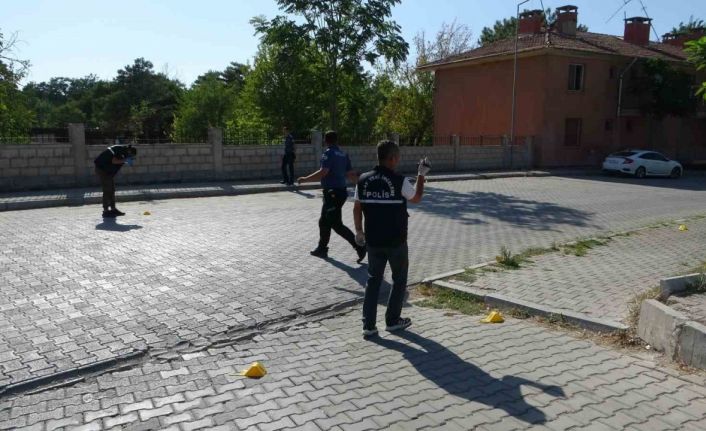 Husumetlisini hastane otoparkında başından vurdu