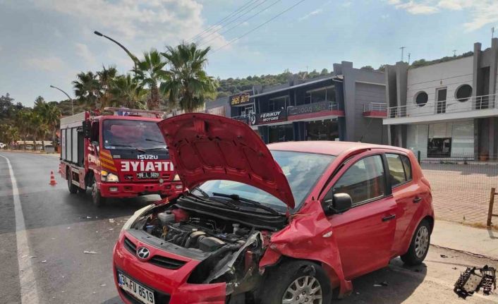 İki otomobil kafa kafaya çarpıştı: 1 yaralı