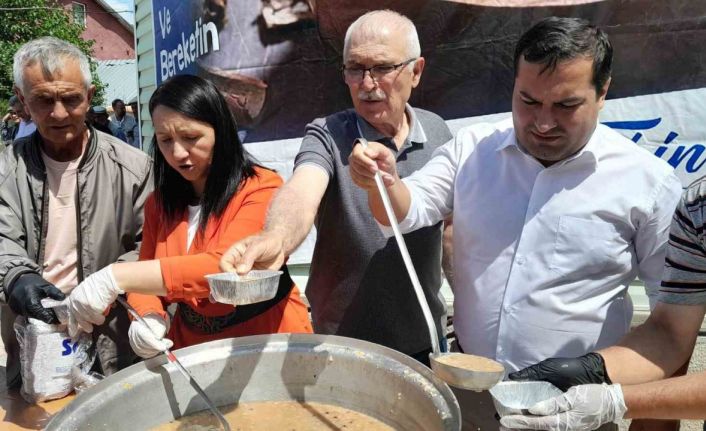 İlçedeki her evin mutfağına aşure götürüldü