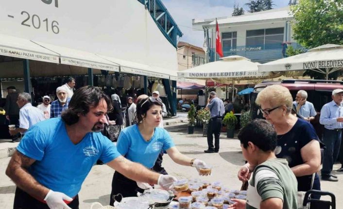 İnönü’de hayırsever vatandaş 3 bin kişiye aşure dağıttı