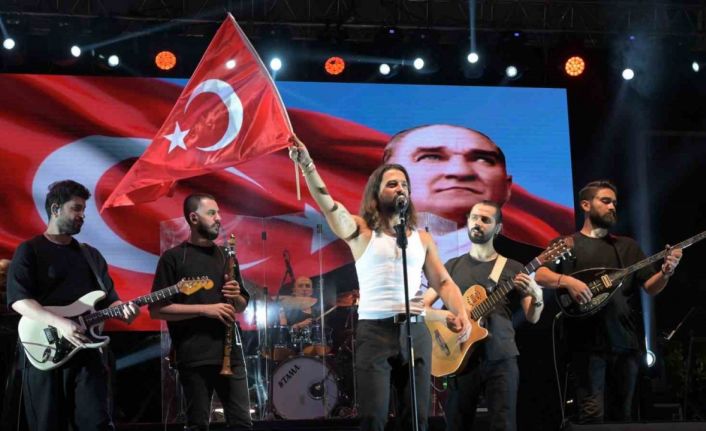 Isparta Belediyesinin Zafer Bayramı konserinde Koray Avcı sahne aldı