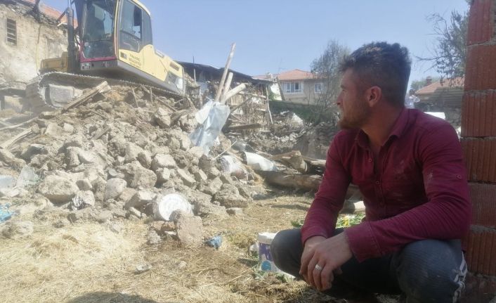 Isparta’da çıkan yangında bir ev küle döndü