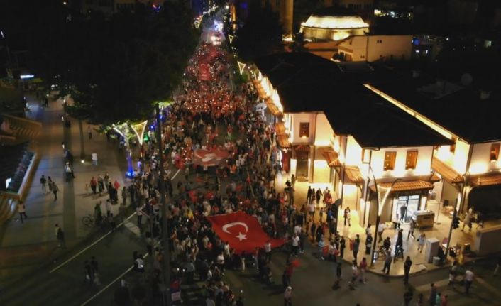 Isparta’da Zafer Bayramı coşkusu fener alayı ile devam etti