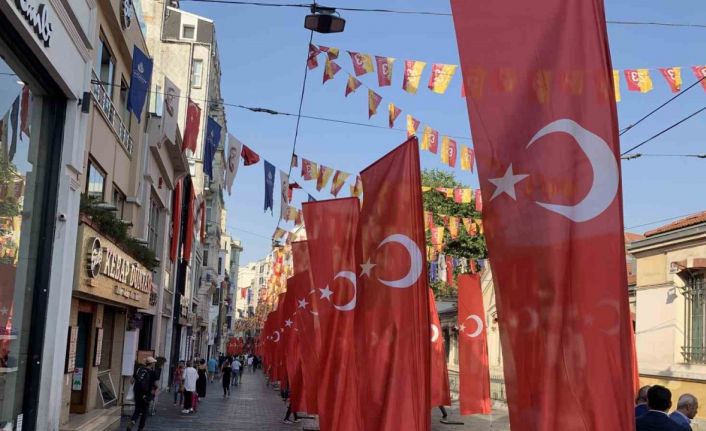 İstiklal Caddesi Türk bayraklarıyla donatıldı