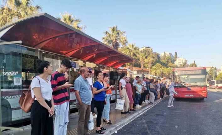 İzmir’de duraklarda ve trafikte grev yoğunluğu