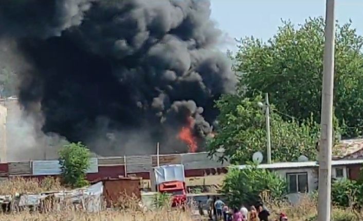 İzmir’de hurda deposunda korkutan yangın