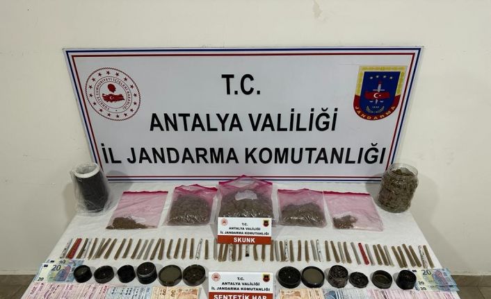 Jandarma ekipleri uyuşturucu satıcısını kıskıvrak yakaladı