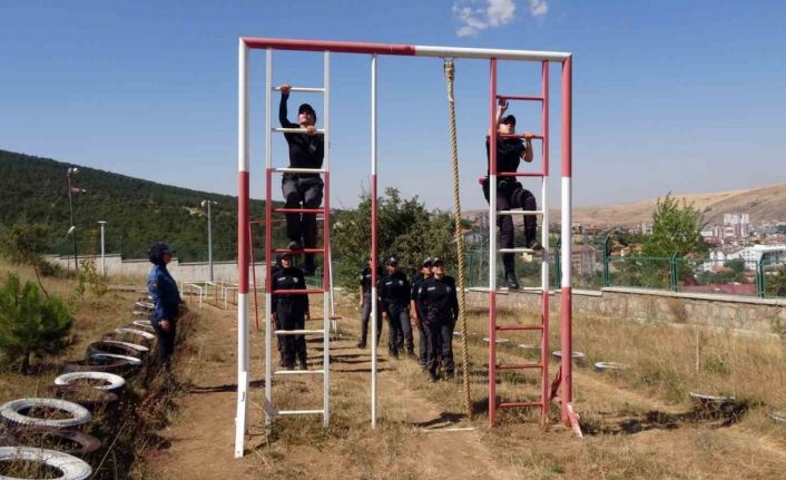 Kadın polis adayları zorlu eğitim sürecinden geçiyor