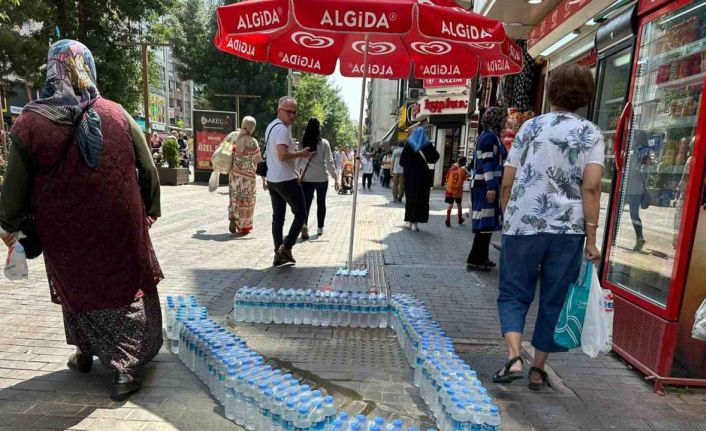 Kaldırımda beton döktüğü alanı su şişeleriyle çevreledi