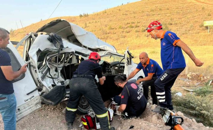 Kamyonet ile hafif ticari araç çarpıştı: 1 ölü, 3 yaralı