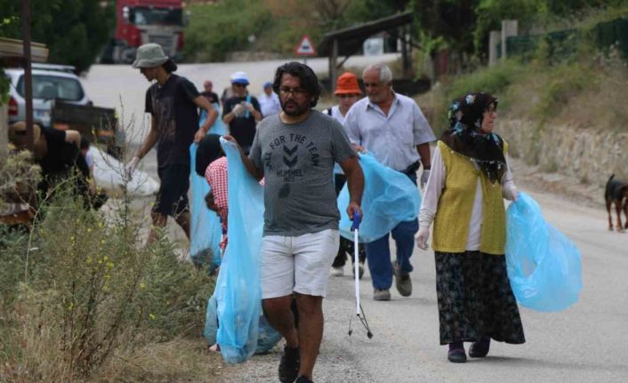 Karabük’te akademisyenlerle köylüler çevre temizliği yaptı