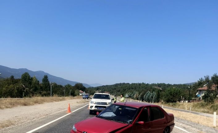 Karabük’te otomobil refüje çarptı: 2 yaralı