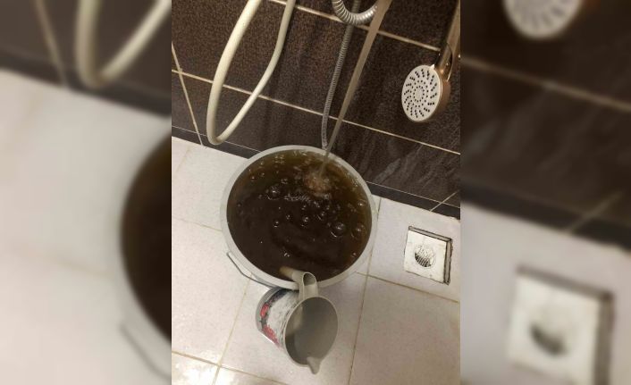 Karkamış’ta musluklardan su yerine adeta çamur akıyor