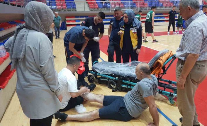 Kavgayı ayırmak için tribünden atlayan şahsın ayak bileği kırıldı