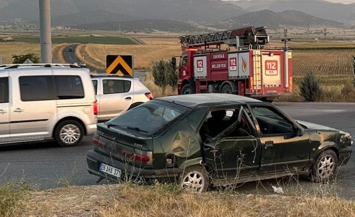 Kavşakta devrilen otomobilde 4 kişi yaralandı