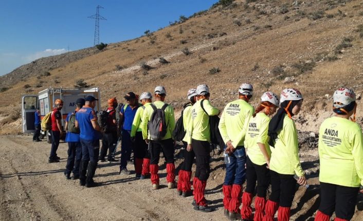 Kayıp olarak aranan genç ağaç altında uyurken bulundu