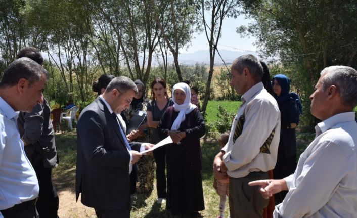 Kaymakam Çimşit yangında 7 ineğini kaybeden Ölmez ailesini ziyaret etti