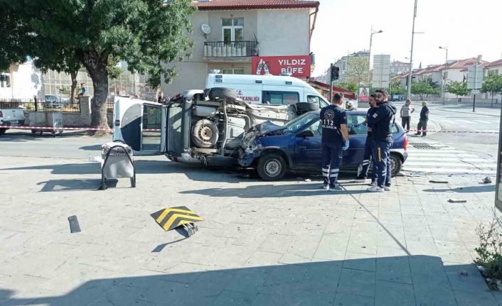 Kaza sonrası hafif ticari araç yan yattı: 2 yaralı