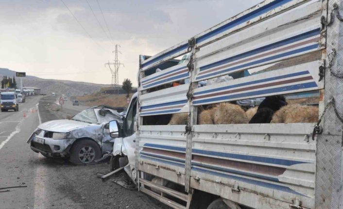 Kaza yapan sürücüyü kurtarmaya çalışırken ezilmekten son anda kurtuldular