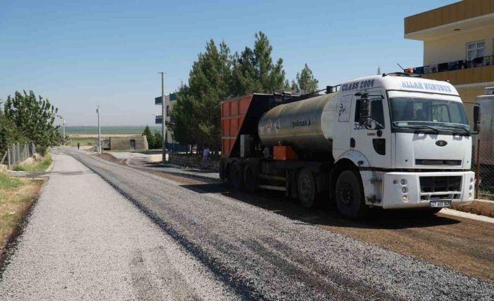 Kırsal mahallelerden sathi kaplama asfalt çalışmaları sürüyor