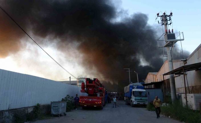 Kocaeli’de geri dönüşüm tesisinde yangın