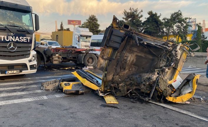 Kocaeli’de tırın kupası koptu: 1’i ağır 2 yaralı