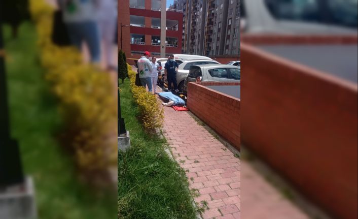 Kolombiya’da depremlerde 7’nci kattan atlayan kadın öldü
