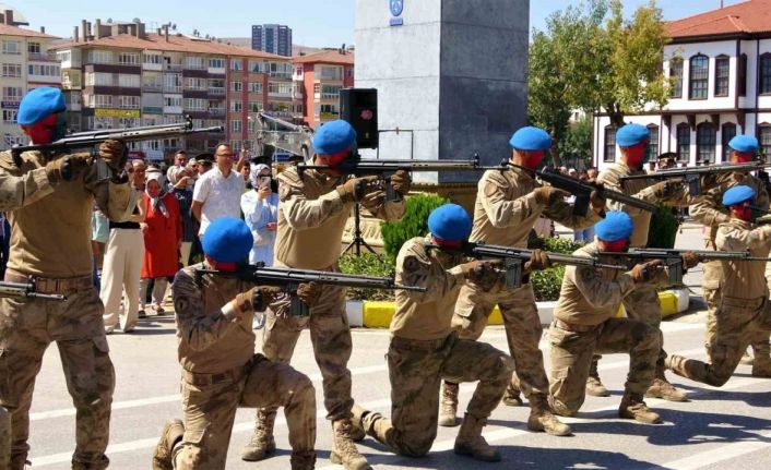 Komandoların gösterisi izleyenleri mest etti