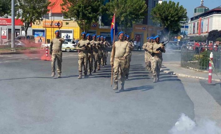 Komandoların silahlarıyla yaptığı gösteri coşkuyla izlendi