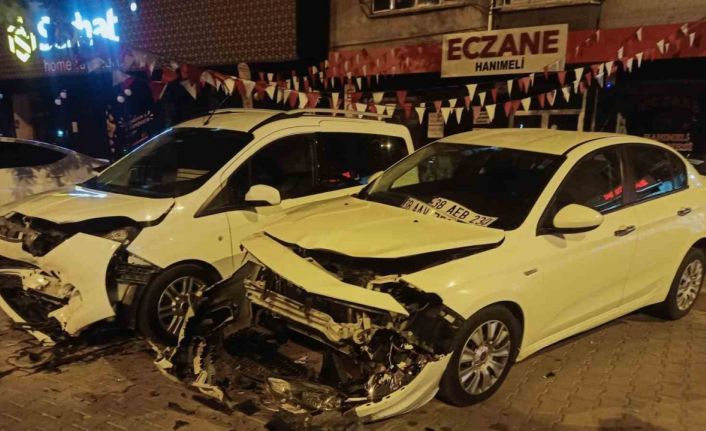 Kontrolden çıkan otomobil, park halindeki otomobillere çarpıp yan yattı