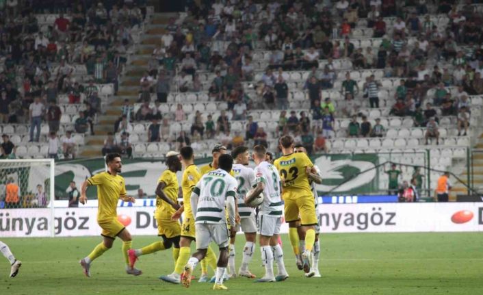 Konyaspor - İstanbulspor maçının son dakikalarında tartışma çıktı