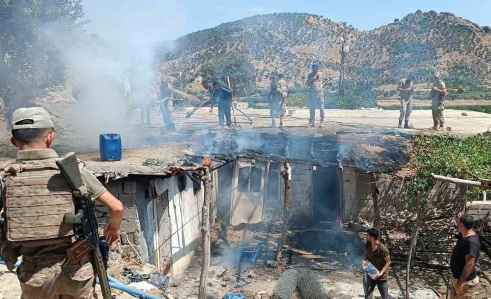 Köy evinde çıkan yangın Jandarma tarafından söndürüldü