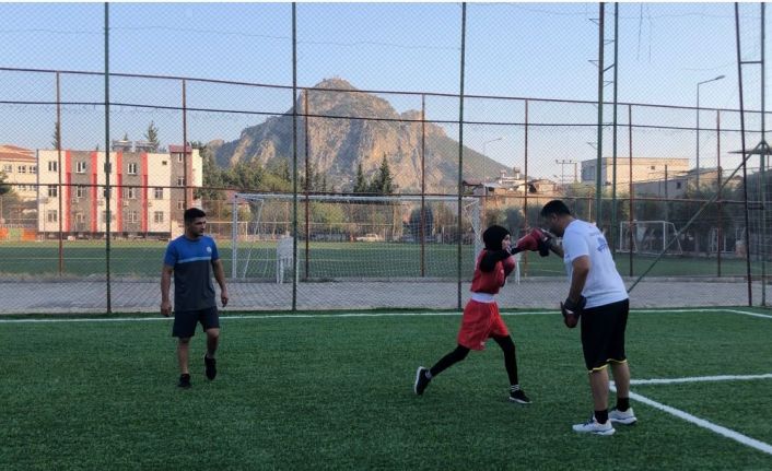 Kozanlı şampiyon boksör Azra Nur Çetin Avrupa yolcusu