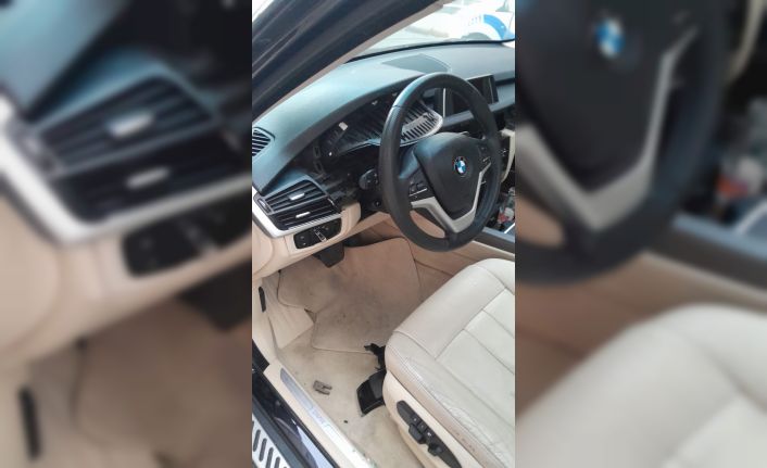 Küçükçekmece’de lüks araçlardan gösterge panel hırsızları kamerada