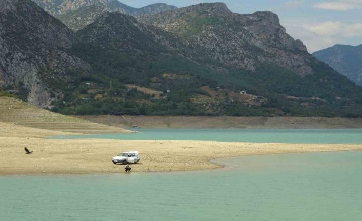 Kuraklığın vurduğu Kozan Barajı havadan görüntülendi