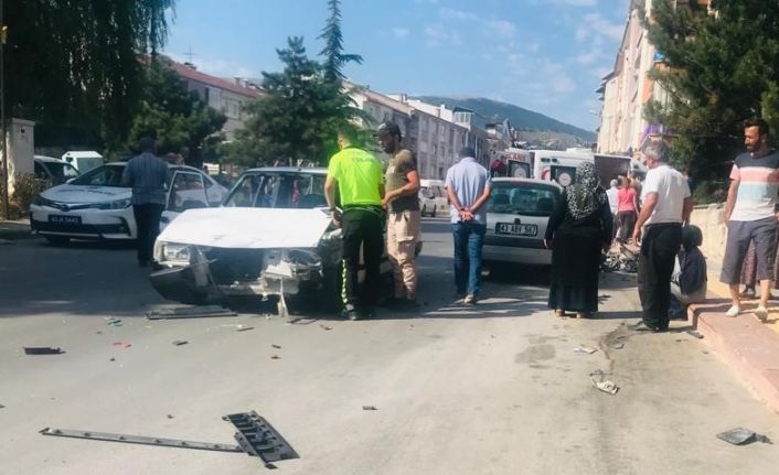 Kütahya’da otomobil ile motosiklet çarpıştı: 2 yaralı