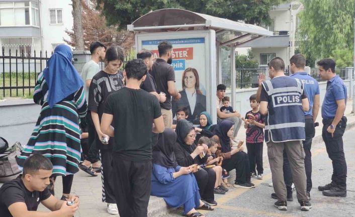 Lastik botları su alınca Kuşadası’na geri dönen düzensiz göçmenler yakalandı