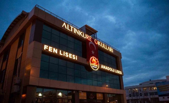 Liseli öğrenciler verdikleri emeklerin meyvesini aldı