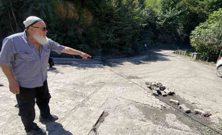 Mahalleli ağır tonajlı araçlardan bozulan yolu barikat kurarak trafiğe kapattı