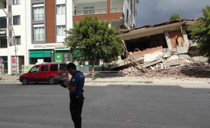 Malatya’da ağır hasarlı bina yıkım sırasında sağlam binanın üzerine çöktü