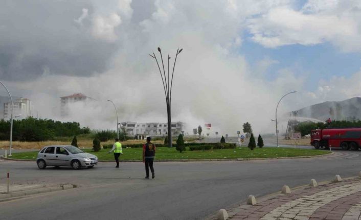 Malatya’da ağır hasarlı binaların yıkımları patlayıcı ile yapılıyor