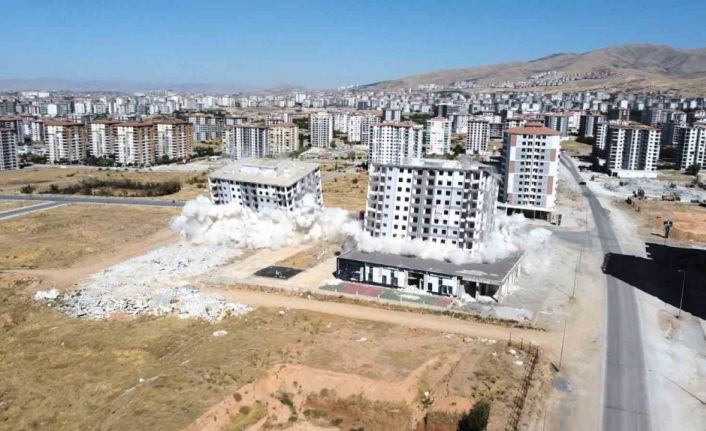 Malatya’da evlerle birlikte hayallerde yıkılıyor