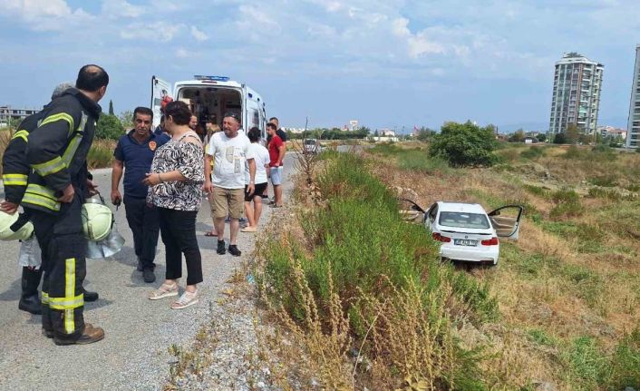 Manisa’da otomobil yol kenarındaki araziye uçtu: 2’si çocuk 3 yaralı