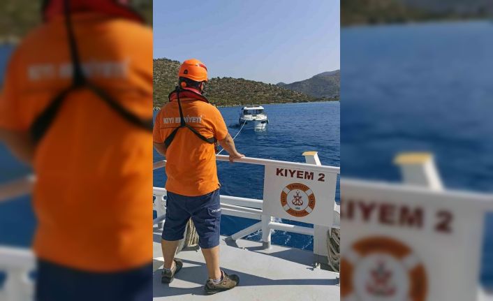 Marmaris açıklarında karaya oturan tekneyi KIYEM ekipleri kurtardı