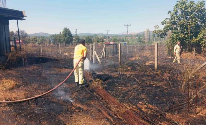 Menteşe’de arazi yangını büyümeden söndürüldü