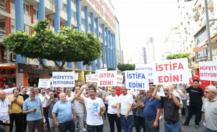 Mersin’de çarşı esnafı dükkanlarının yıkılmaması için yolu trafiğe kapattı